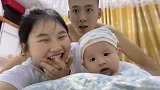 妈妈和爸爸拍视频，小宝宝实力抢镜，小模样太可爱了！