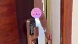 跑腿小哥裸着上身送货吓坏女子啊