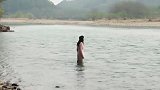 美女被鬼子灭门，走进河里自尽，帅小伙把她抱上来！