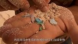 一群海豹在沙滩休息，一位皮筏艇手拿着桨追去，看完真是太感人了