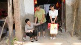 儿子救人不幸牺牲，妈妈承受不住打击见人就喊儿子，结局感动