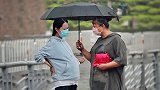 雨天看到孕妇的伞坏了，有陌生人直接把自己的伞递给了她