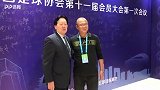 人气爆棚！朱广沪狂被求合影 男足前主帅成全场焦点