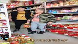 袖珍小伙去超市，俩人挣着付钱，接下来的一幕看完不许笑！