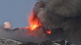 意大利埃特纳火山剧烈喷发：巨大火山灰柱随风飘散 机场临时关闭