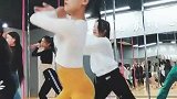 小姐姐们练习舞蹈，基本的动作都这么好看，肯定付出了很多努力！
