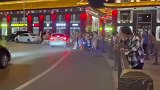 大哥骑着改装电动车，在街头炫技引围观