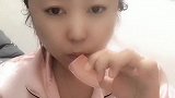 吃完粉色的冰，换个蓝色继续吃，果然还是粉色的更好吃一些