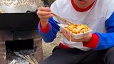 农村精神小伙吃货浪哥，盒饭太好吃了，嘴都歪了