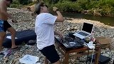 户外野餐打碟的搞笑操作，这一看就是有社交牛逼症！