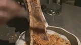 饭馆里点的牛骨髓盖饭，一上桌我愣了，能先去厕所吐一会吗