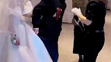爸爸一人带大女儿为了女儿没有再娶,女儿结婚现场爸爸忍不住落泪