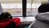 妹妹和哥哥在窗台看风景，好温馨，这哥哥一定很疼妹妹