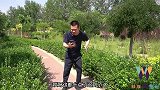 养猪小伙跟算命姑娘公园相亲，这二人的对话一个更比一个逗，搞笑