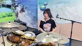 美女架子鼓演奏《南北东西》，好听养眼
