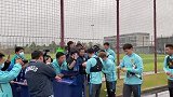 江苏苏宁易购举办球迷开放日  冠军加持球迷现场氛围火爆