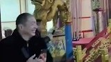 男子飞奔给身穿龙袍的朋友递手机，脱口而出皇上电话