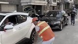 环卫工人真的太不容易了必须给黑衣大哥个大大的顶呱呱