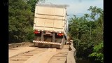 百吨大货车冒险跨越独木桥，老司机看着心惊胆战的！