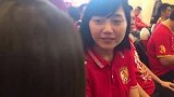 美女球迷解释“卡帅”寓意 昨夜收到发布会消息很激动