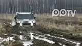悍马H2-黑色泥地真正的越野车