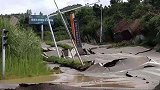 四川简阳一山体发生位移 道路被挤压成“千层饼”