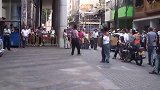 面具男恶作剧，面具男故意模仿路人的动作，被模仿的人非常尴尬