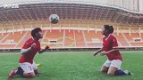 玩点有难度的！王霜吴海燕挑战跪地式头球接力两分钟