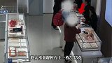 母女带娃逛金店，母亲心生贪念偷走黄金戒指，“戒指很漂亮，想拿回来自己戴”