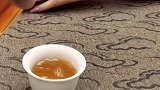 吃饭不能敲盘子，吃茶为何得敲桌子？
