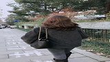 这位漂亮的小姐姐太有气质啦，就连背影都这么好看，怎么撩她呢