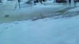 旅游-实拍西伯利亚小镇暴风雪后一夜变冰城
