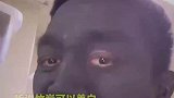 听说竹炭可以美白，男子索性涂满全脸