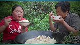 胖妹烧一锅骨头和奶奶吃，奶奶直呼牙咬不动，正合胖妹心意