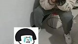 女孩得知奶奶去世的消息，捂脸大声痛哭