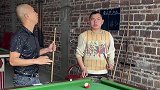 搞笑视频：打桌球不单靠技术，还要眼疾手快，加上各种转弯枪法
