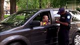 恶搞：遇到警察查车，妹子竟然相信路人拿枪恶搞警察
