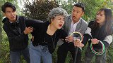 套圈圈比赛，刁蛮阿姨竟使用“外挂”，不料阿宝也有妙招！