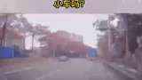 这场事故该怪谁呢？路口两车相撞谁担责？小车吗？