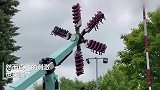 英国大摆锤满载游客忽然故障，游客双脚悬空挂半空中，惊魂半小时