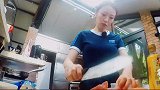 吉娜在厨房做饭，郎朗又没存在感了，只好靠弹琴来发泄一下了