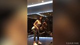 挺胸提臀！小姐姐这健身方式十分的专业难怪身材爆好