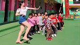 幼儿园的漂亮小姐姐，正在领着小朋友做操，真可爱！