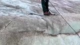 俄罗斯驴友遭遇巨石滑坡，拍照老铁太猛了，扫到就没命！