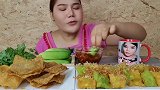泰国大妹子吃油炸金针菇，生吃蔬菜就不怕拉肚子吗