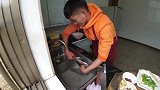 二毛用两斤多的河鲶做大蒜烧鲶鱼，一口鱼肉一口蒜，好吃又下饭。