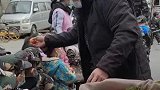 幼儿园小朋友出来搞活动，路边摊大哥每人送一颗桔子，礼轻情义重