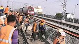 铁路工人真不容易，刚铺完道砟就开过一列火车，周围被尘土包围