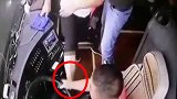 高速上一男子脚踹大巴司机 只因驾驶员制止吸烟