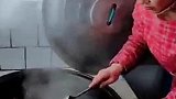 农村大锅菜，出锅了鸡杂鸡血，鸡血都是蜂窝特别好吃